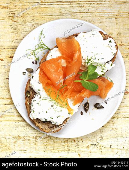 Open faced sandwiches with cream cheese and salmon