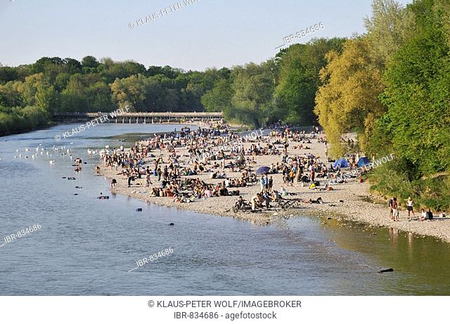 BBQ, people barbecuing along the Flaucher, an offshoot of the Isar River, Munich, Upper Bavaria, Germany