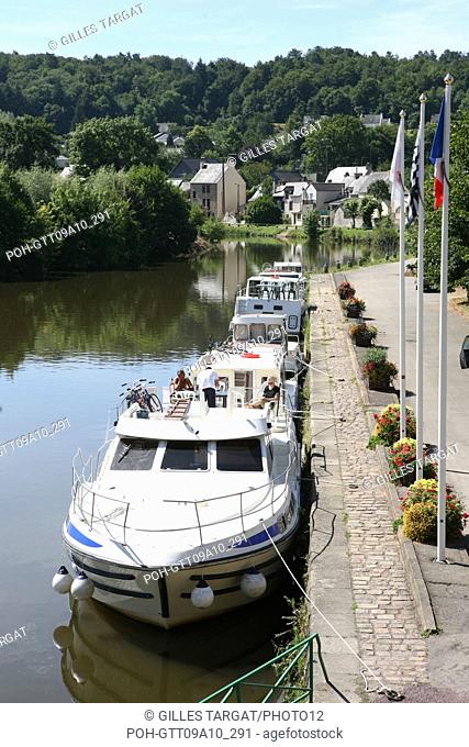 tourism, France, brittany, morbihan, malestroit, village, the nantes canal in brest, docked small barge Photo Gilles Targat