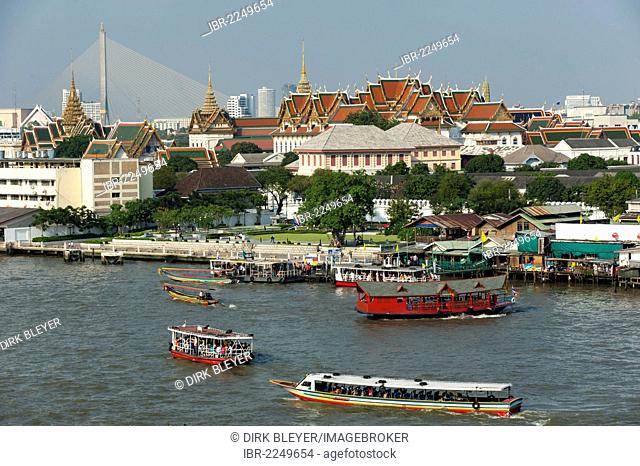 Boats on the Chao Phraya River, views of the Grand Palace or Royal Palace and the Rama VIII Bridge at bak, Bangkok, Thailand, Asia