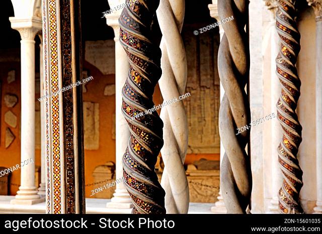 Die Säulen im Kreuzgang der Basilica San Paolo fuori le Mura