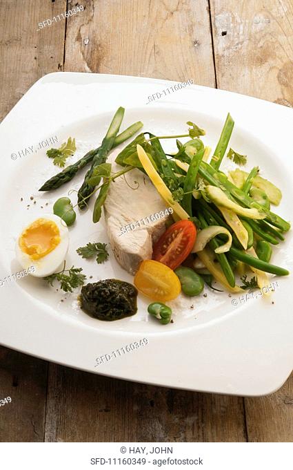 Salad niçoise with tuna, egg and green beans