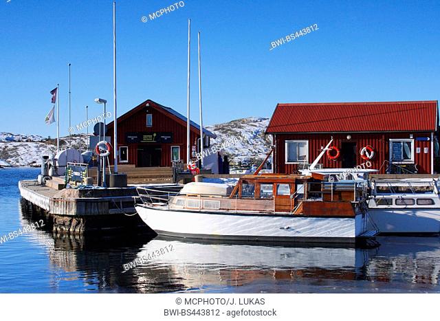 boat in harbour in winter, Sweden, Vaestergoetland, Upphaerad