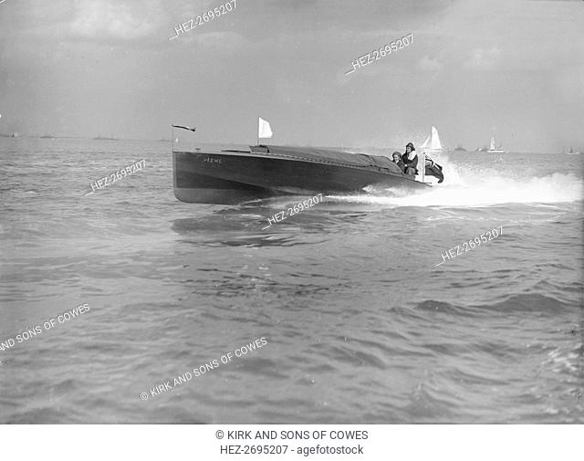 The hydroplane 'Izme' under way, 1913. Creator: Kirk & Sons of Cowes
