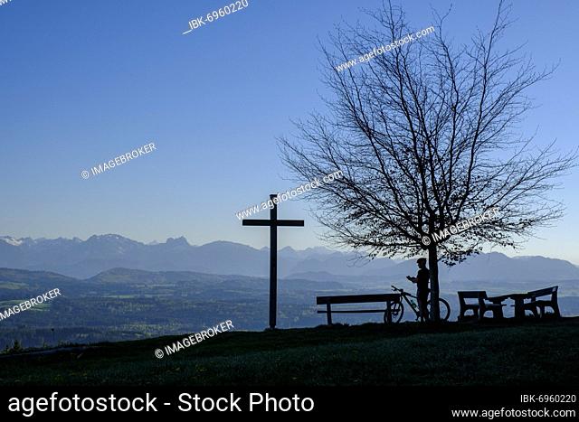 Viewpoint with mountain biker, evening mood, view from Auerberg near Bernbeuren, Allgäu, Upper Bavaria, Bavaria, Germany, Europe