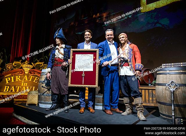 28 July 2020, Baden-Wuerttemberg, Rust: Thomas Mack (2nd from left), managing partner of Europa-Park and Michael Mack (2nd from right)