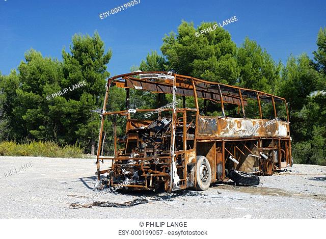 Skelett eines abgebrannten Reisebusses
