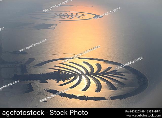 01 December 2023, United Arab Emirates, Dubai: View of the artificial archipelago of The Palm Jumeirah in the Persian Gulf from a height of around 2000 meters