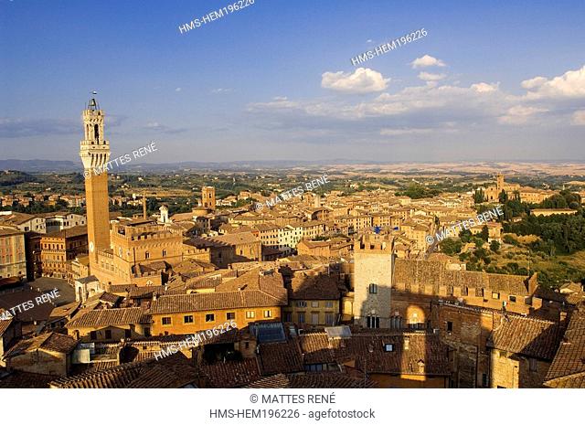 Italy, Tuscany, Siena, historic center listed as World Heritage by UNESCO, Piazza del Campo, the Palazzo Pubblico and the Torre del Mangia
