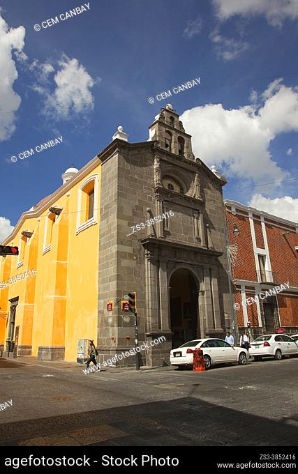 View to the Iglesia De San Pedro at the historic center by night, Puebla, Puebla State, Mexico, Central America