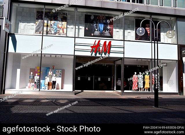10 April 2020, North Rhine-Westphalia, Cologne: A closed branch of the Swedish textile trading company H&M, Hennes & Mauritz Photo: Horst Galuschka/dpa/Horst...
