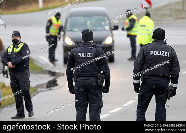 12 January 2021, Mecklenburg-Western Pomerania, Leizen: During a traffic control, compliance with the rules of entry into the Mecklenburg Lake District