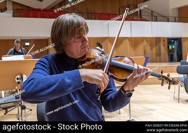 05 June 2020, Saxony, Dresden: The 1st concertmaster of the Dresden Philharmonic Wolfgang Hentrich is rehearsing in the concert hall of the Dresden Palace of...