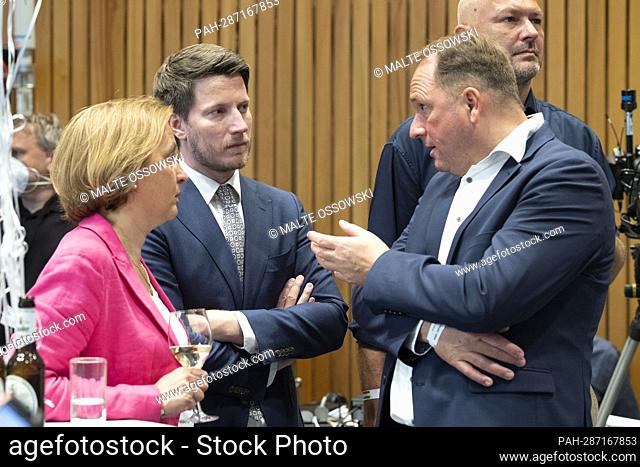 Long faces at the AfD, from left Beatrix von STORCH and Dr. Martin VINCENTZ, and Andreas KEITH, projections and statements in the Duesseldorf state parliament