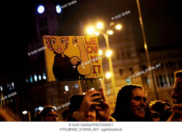 (180309) -- MADRID, March 9, 2018 () -- People participate in the manifestation of International Women's Day in Madrid, Spain, March 8, 2018