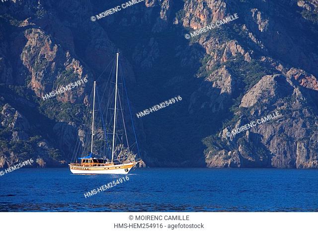 France, Corse du Sud, Golfe de Girolata, sailing boat