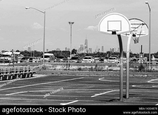 JACOB RIIS PARK ROAD/BATH HOUSE, New York City, NY, USA, Basketball court with skyline of nyc in the background