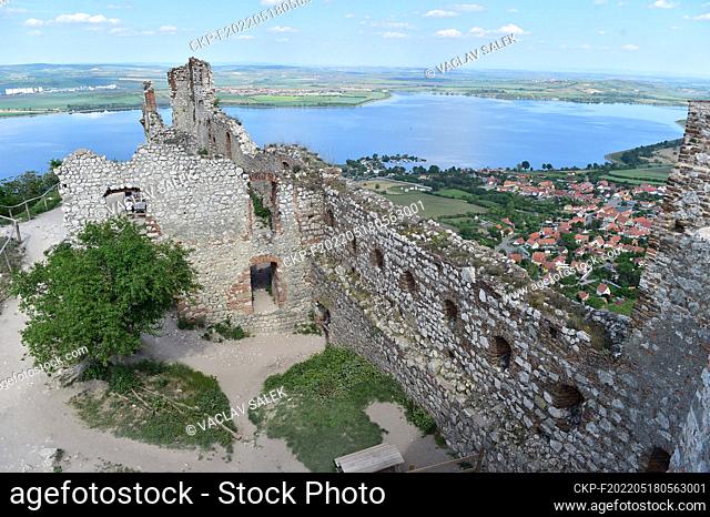 A construction company, which started work on the ruins of Devicky Castle above Pavlov in the Breclav region on May 16, 2022