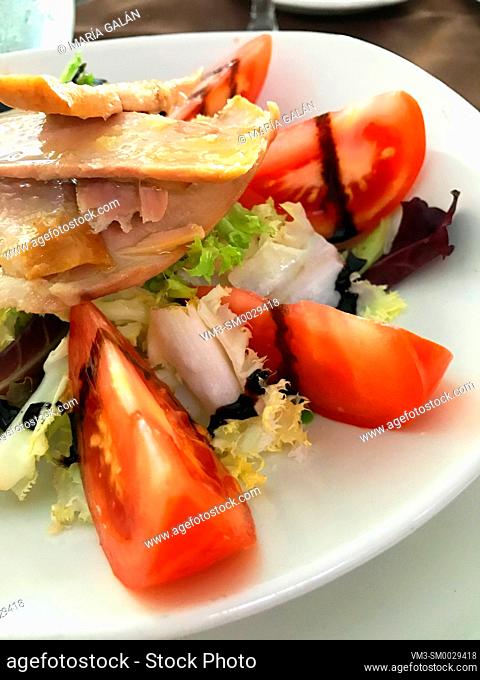 Salad made of tuna loin, tomato, lettuce, olive oil and Modena vinegar
