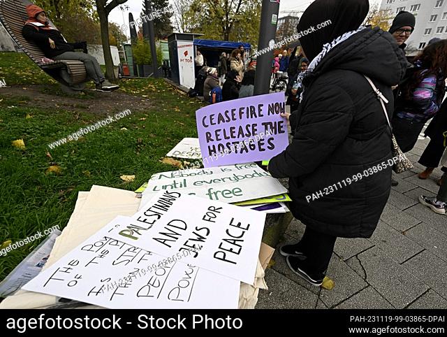 19 November 2023, North Rhine-Westphalia, Cologne: Banners and signs are laid out at a Jewish-Palestinian peace demonstration to protest against the war in Gaza