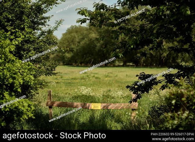 14 May 2022, Lower Saxony, Brunswick: A sign with the inscription ""private property, no trespassing"" stands on a meadow in the northern Oker floodplain