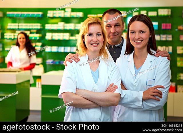 Apotheker mit seinen Pharmazeutisch-Technischen Asisstentinnen in Apotheke