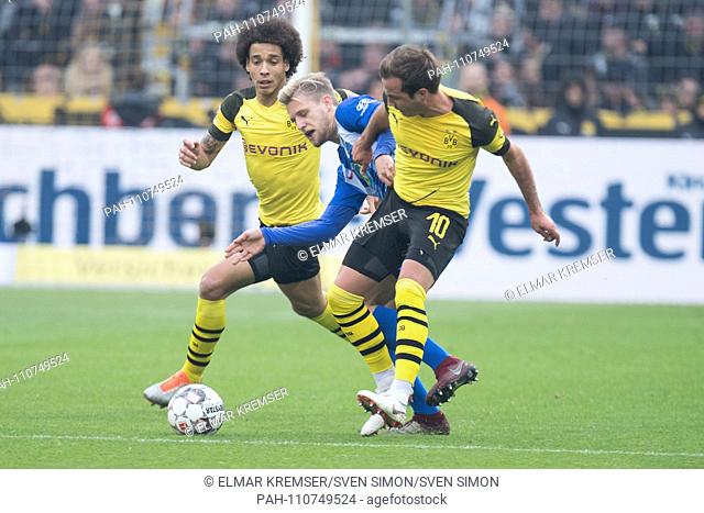 Arne MAIER (mi., B) versus Axel WITSEL (left, DO) and Mario GOETZE (Gv? Tze, DO), action, fight for the ball, football 1st Bundesliga, 9th matchday