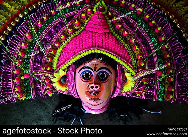 Purulia Chhau dance mask ( West Bengal, India). The Chhau dance is originating from eastern India. It is divided in three genres