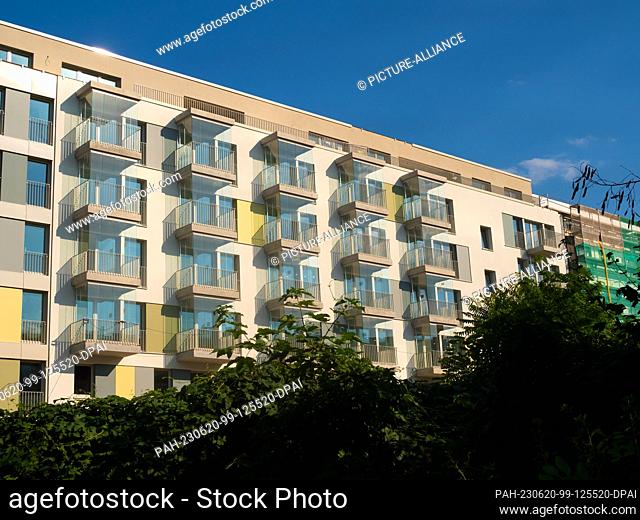 12 June 2023, Berlin: 12.06.2023, Berlin. A new building with apartments and office space stands at Suedkreuz. Photo: Wolfram Steinberg/dpa Photo: Wolfram...