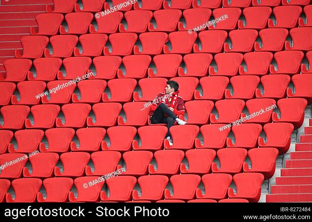 Einzelner Bayern-Fan sitzt auf der Tribüne, Allianz Arena, München, Bayern, Deutschland