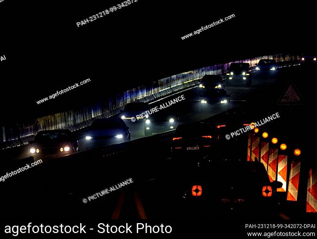 18 December 2023, Hesse, Wiesbaden: After-work traffic flows over the southern section of the Salzbachtal bridge. The southern section of the A66 Salzbachtal...