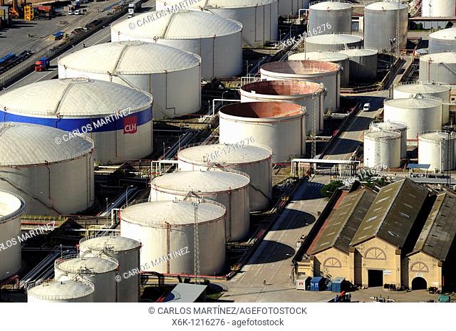 Tanques segregados de todo tipo de productos líquidos y sólidos, almacenamiento de productos petrolíferos Empresa CLH, cemento, grano, haba de soja, potasa