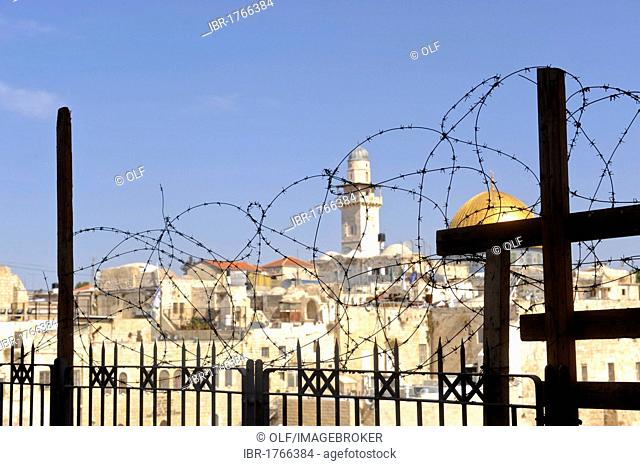 Temple Mount and Dome of the Rock, behind barbed wire, Jerusalem, Israel, Middle East, Southwest Asia