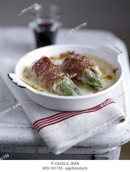 Gratin of chicory wrapped in ham