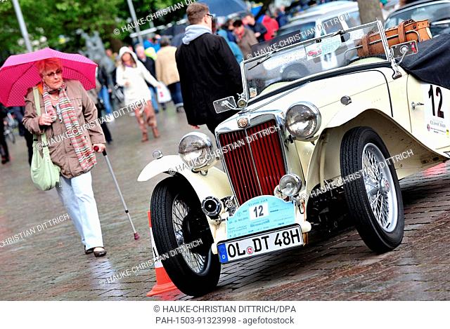 An oldtimer of the type MG A at the City Grand Prix in Oldenburg (Germany), 29 May 2015. | usage worldwide. - Oldenburg/Niedersachsen/Germany