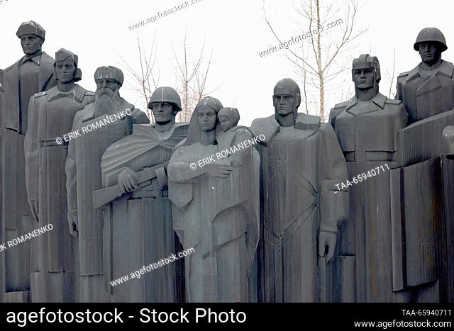 RUSSIA, VORONEZH - 20 de diciembre de 2023: El Monumento de la Gloria WWII se encuentra en la plaza de jardín de Ratny Skver. Erik Romanenko/TASS