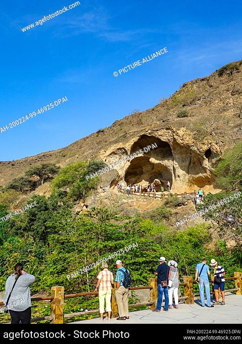 30 October 2019, Oman, Salalah: A cave near the province of Dhofar. Photo: Damian Gollnisch/dpa-Zentralbild/ZB. - Salalah/Dhofar/Oman