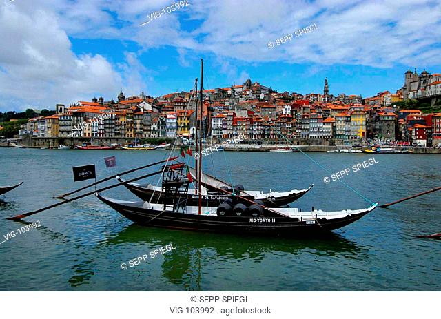 VP 103992 Portugal/Porto, 06-02-2005 Blick über den Rio Douro auf die Altstadt von Porto, im Vordergrund die malerischen Boote der Portweinkellereien
