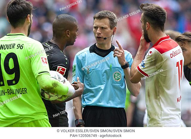 DFB referee Benjamin CORTUS (mi.re.) in discussion with WALACE (H, mi.li.) and goalkeeper Samuel SAHIN-RADLINGER (H, left) and Kenan KARAMAN (D, right)