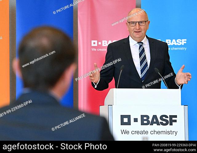 19 August 2020, Brandenburg, Schwarzheide: Dietmar Woidke (SPD), Minister President of the State of Brandenburg, speaks on the occasion of the presentation of...