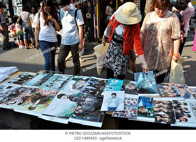Seoul (South Korea): photos of popular pop singers sold in Insadong