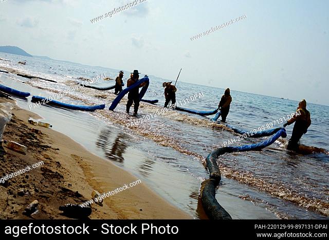29 January 2022, Thailand, Mae Ramphueng: Oil booms are erected on Mae Ramphueng beach in Rayon province. To contain the spread of the oil