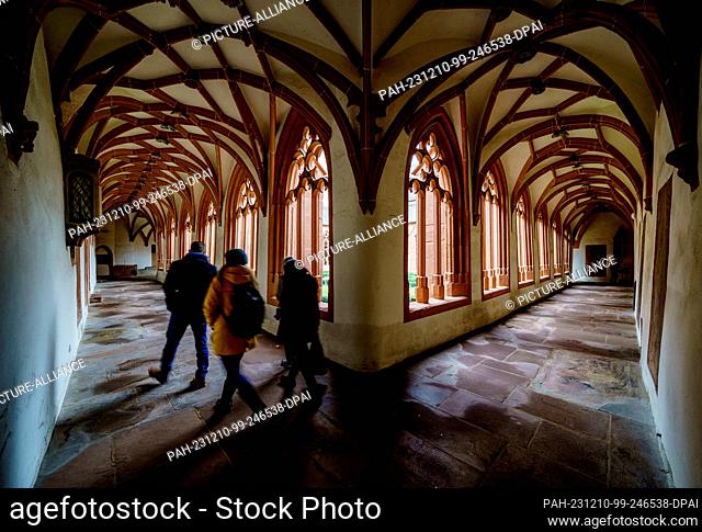10 December 2023, Rhineland-Palatinate, Mainz: A group of visitors to the parish church of St. Stephen walks through the cloister