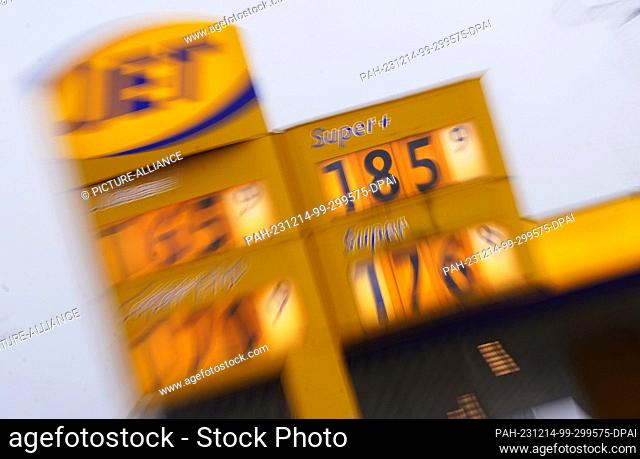 14 December 2023, Hamburg: Petrol and diesel prices can be seen at a filling station. According to the federal government's budget negotiations