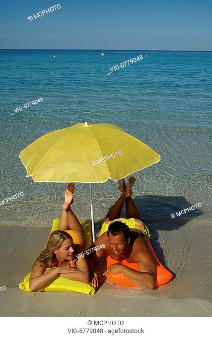 Paar liegt auf der Luftmatratze am Strand, Mittelmeer 2005 - Formentera, Balearen, Spain, 19/10/2005