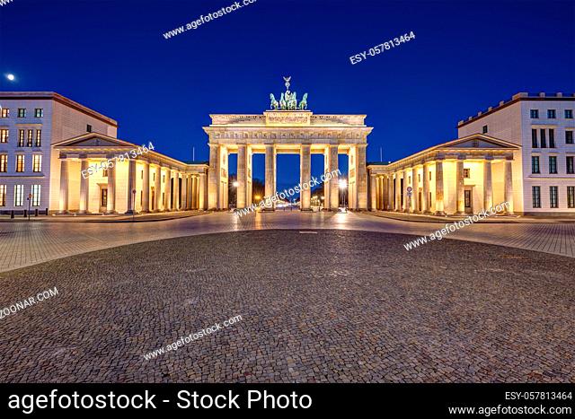 Panorama des berühmten beleuchteten Brandenburger Tores in Berlin bei Nacht ohne Menschen