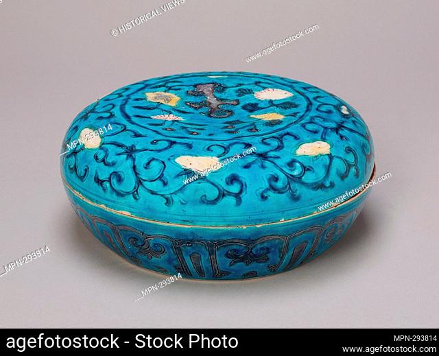 Circular Covered Box with Floral and Lingzhi Mushroom Scrolls - Ming dynasty (1368'1644), 16th century - China. Fahua-type ware; porcelain with underglaze...