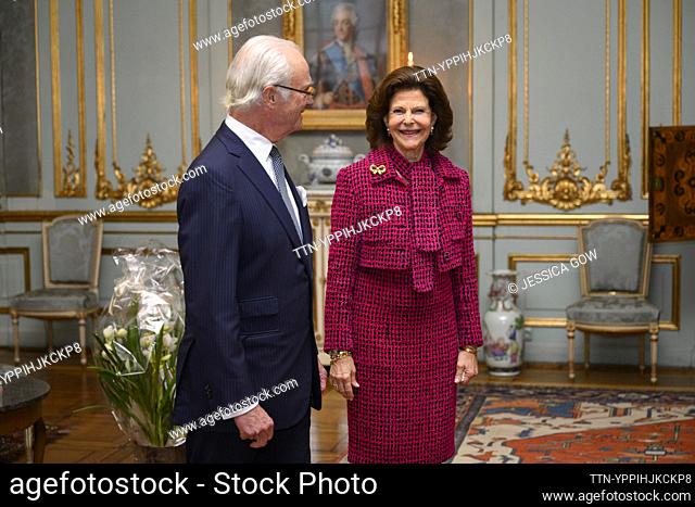STOCKHOLM 20231220 El rey Carl Gustaf y la reina Silvia durante una recepción de regalos en el Palacio de Estocolmo con motivo del próximo 80 cumpleaños de la...