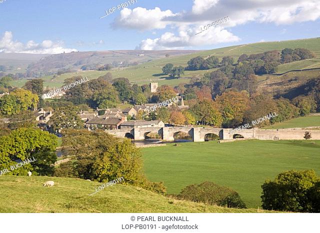 England, West Yorkshire, Burnsall, A view toward the River Wharfe and stone bridge in picturesque village in Yorkshire Dales National Park