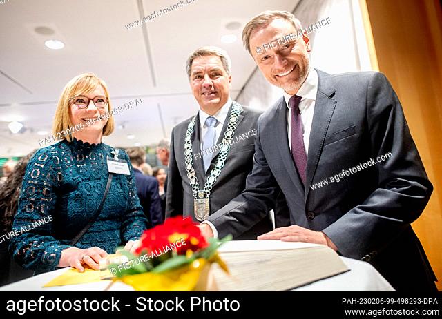 06 February 2023, Berlin: The new Oldenburg Kale King Christian Lindner (r, FDP), Federal Minister of Finance, signs the guest book of the event after being...